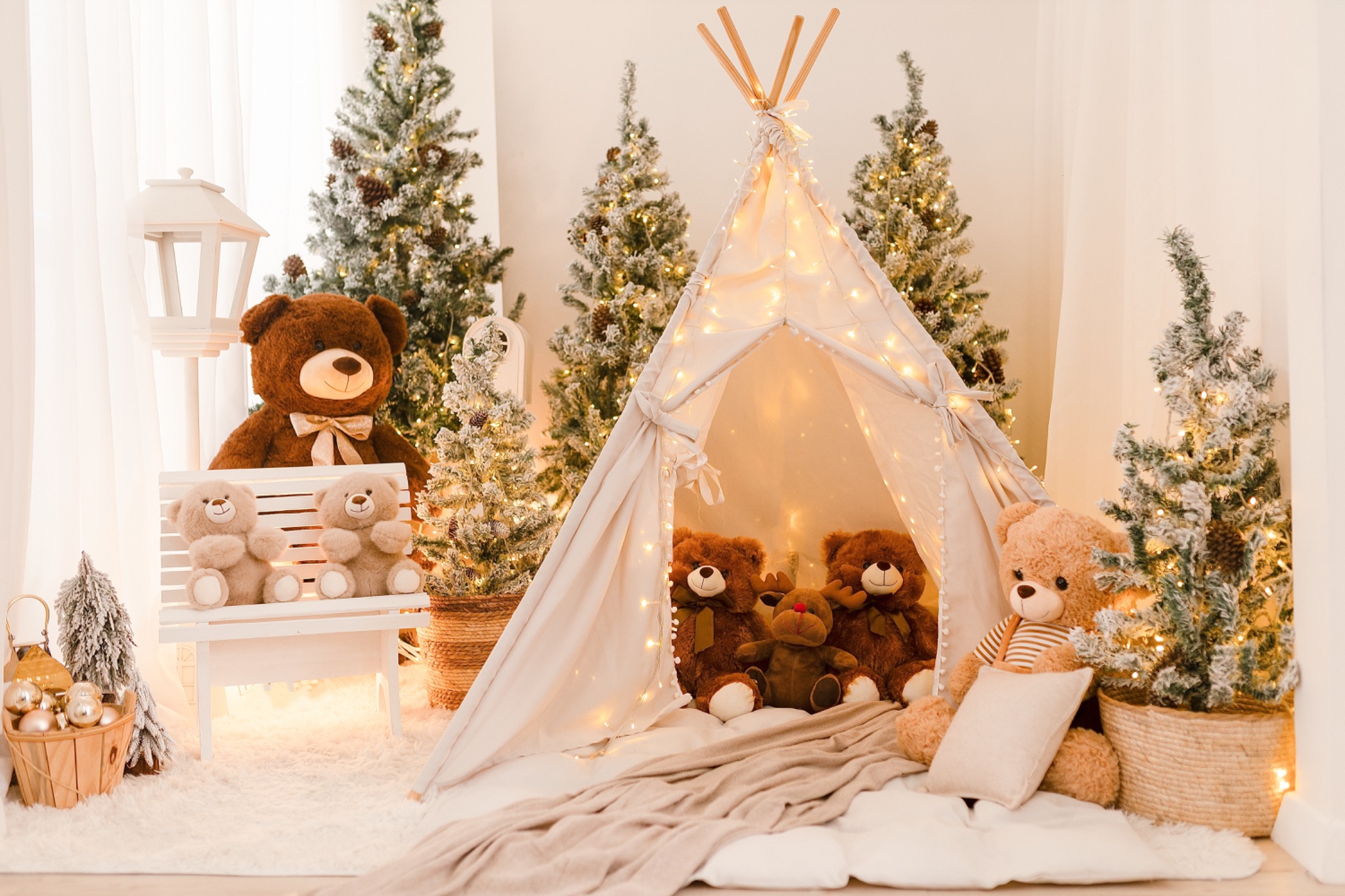 Cenário infantil com cabana iluminada e ursinhos