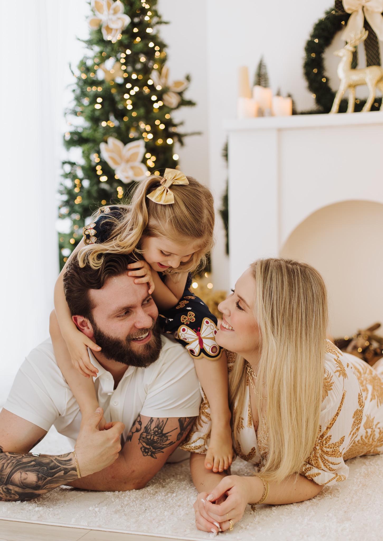 Momento carinhoso entre mãe, pai e filha no Natal de 2025