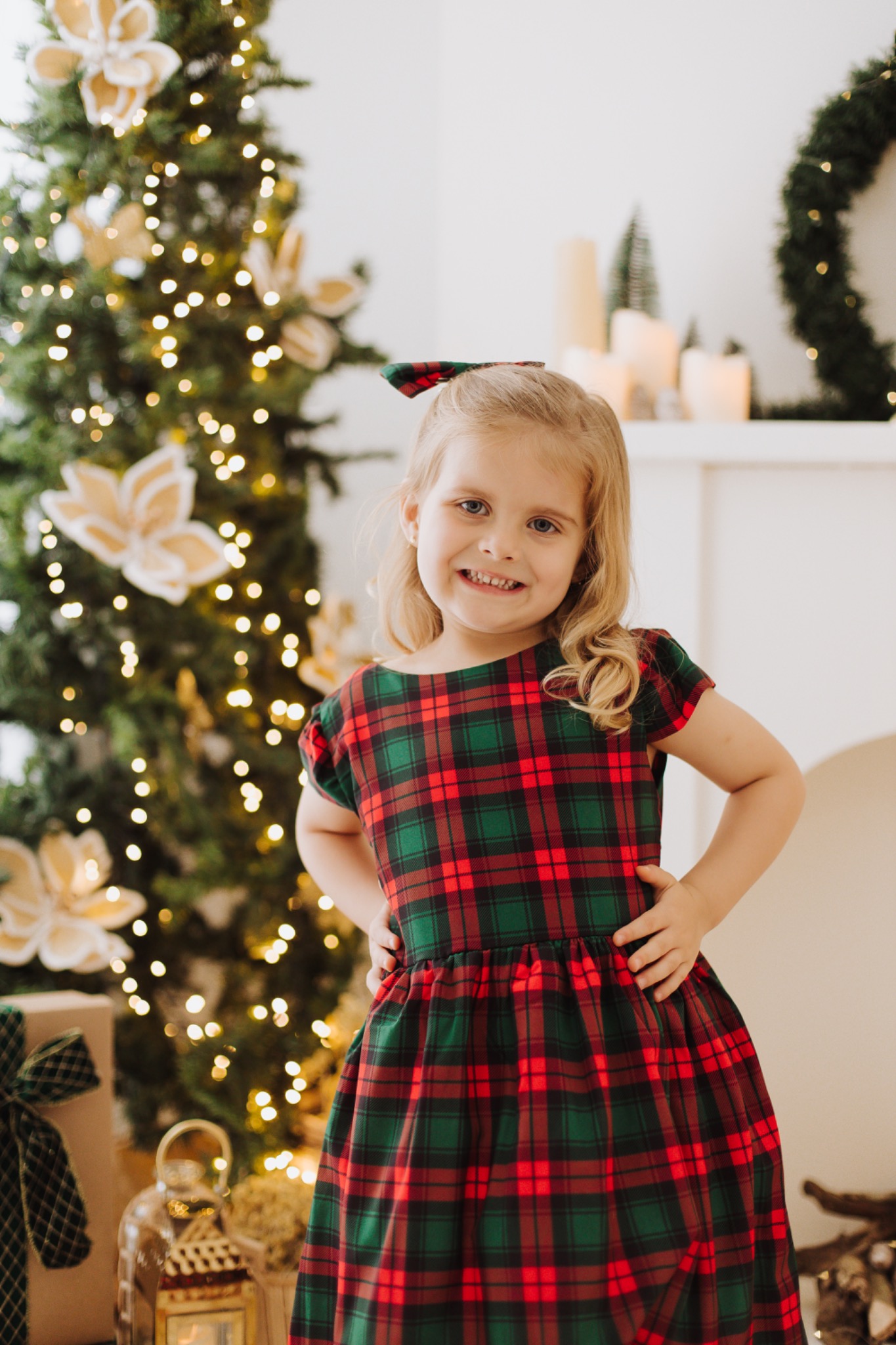 Retrato infantil diante da árvore de Natal