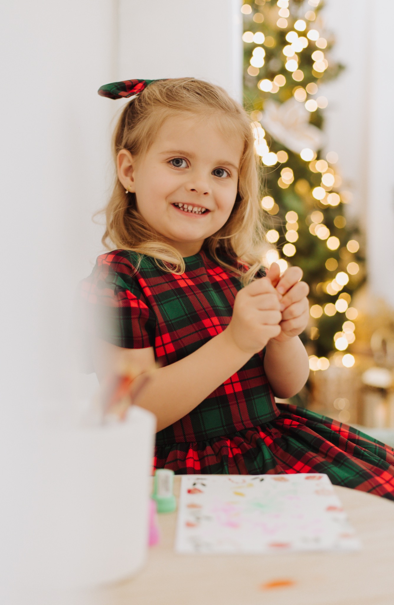 Criança em um momento natural durante o ensaio de Natal